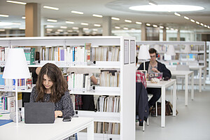 Une étudiante travaille dans la bibliothèque du Pôle européen de gestion et d'économie (Pege).